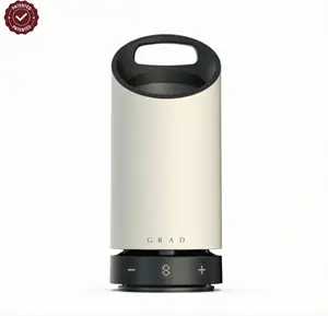 Cylindrisk vinkøler med digital skærm og håndtag. Lys overflade, "GRAD" mærket.